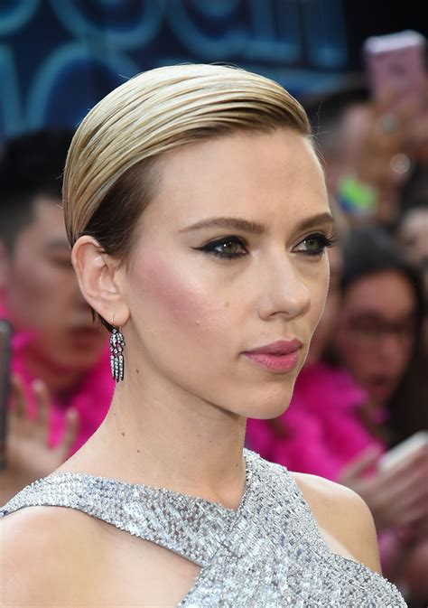 scarlett johansson short side part scarlett johansson  stylebistro