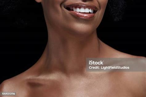 블랙에 고립 된 벌 거 벗은 어깨와 웃는 아프리카계 미국인 여자의 자른된 샷 검정색 배경에 대한 스톡 사진 및 기타 이미지
