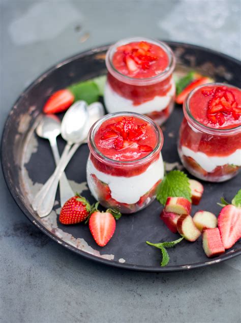 rhabarber erdbeer dessert im glas trytrytry