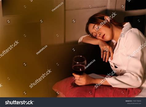Drunk Woman Passed Out 710 Photos Et Images De Stock Shutterstock