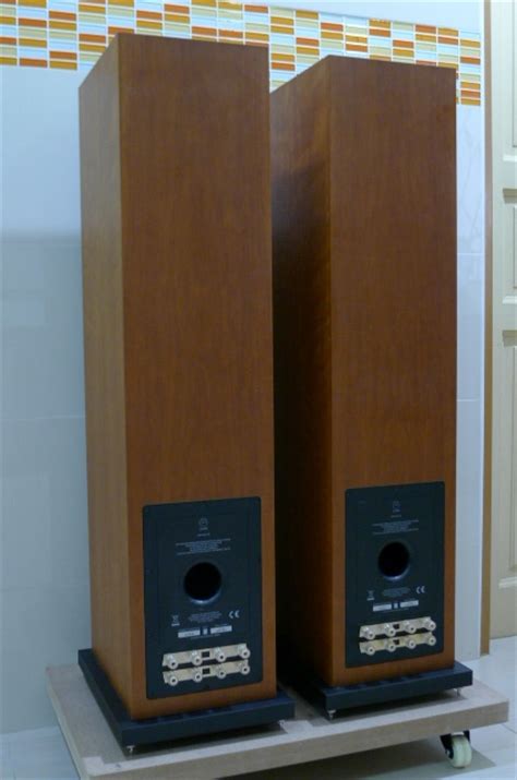 linn majik  floorstanding speakerscherry veneer  sold
