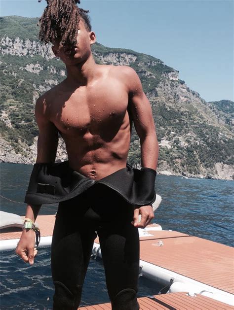 [pics] jaden smith s shirtless pic — shows off crazy abs