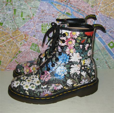 size  floral  marten combat boots  eye lace  learntoread