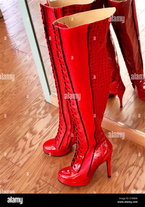 Rote Stiefel Stockfotos Und Bilder Kaufen Alamy
