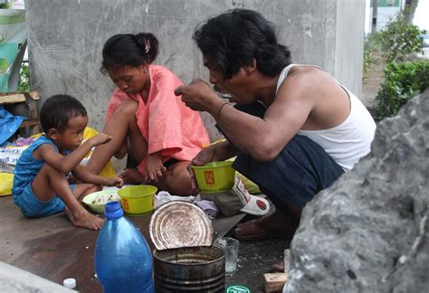 heartbreaking documentary shows poor families eating food