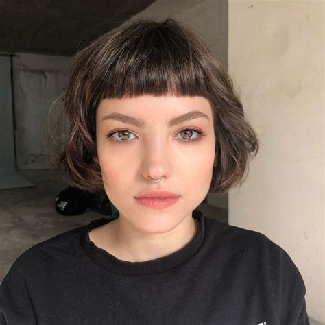 Tra i migliori tagli di capelli con frangia della stagione spiccano quelli con frangetta scalata e sfilata stile anni '70 di art hair studios, . Capelli con frangia: foto alle quali non potrete dire di no