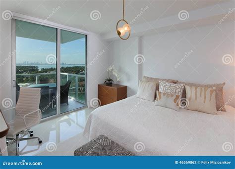Nowożytna Sypialnia W Miami Zdjęcie Stock Obraz Złożonej Z Prawdziwy