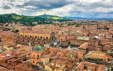 bologna city  italy sightseeing  landmarks thousand wonders