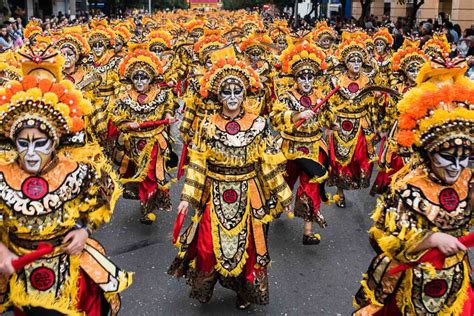 el gran desfile del carnaval de badajoz toma hoy las calles  mas de  participantes el
