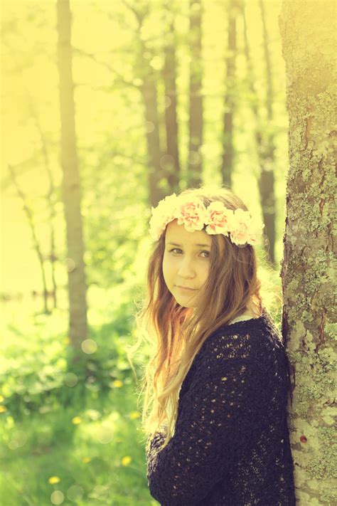 무료 이미지 나무 숲 소녀 머리 사진술 햇빛 꽃 초상화 모델 녹색 가을 레이디 시즌 드레스 아름다움