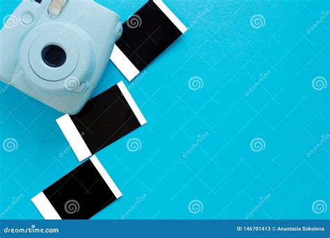 blauwe camera met lege omlijstingen op kleurrijke achtergrond de camera van de manierfilm