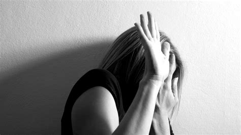 domestic abuse victim doesnt feel safe  seek  channel  news
