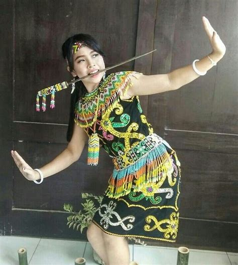 Gadis Dayak Cantik Dan Perkasa Di Malinau Kaltara Indonesia Pakaian