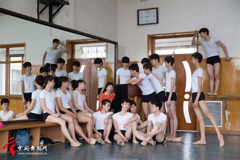 北京舞蹈学院芭蕾男班 孟爷爷和他14级的学生们 （课堂纪实摄影） 舞蹈图片 Powered By Discuz