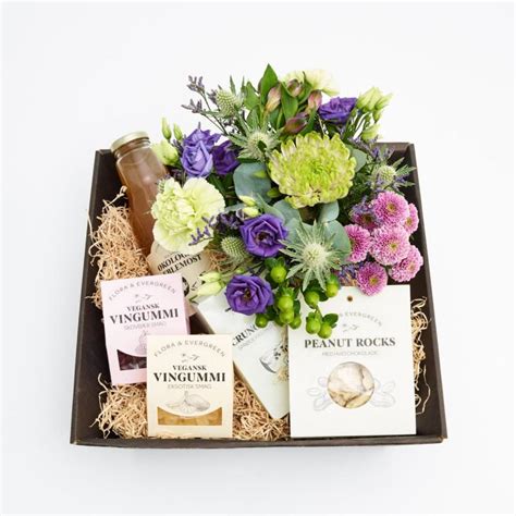 gavekurv med buket floristens kreative valg uden alkohol bristol blomstergaard din