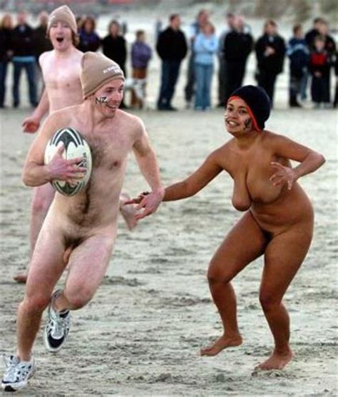 jugando a rugby desnudos