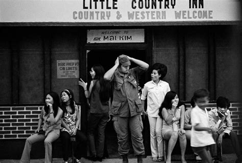 30 Amazing Black And White Photographs Of Vietnamese Bar