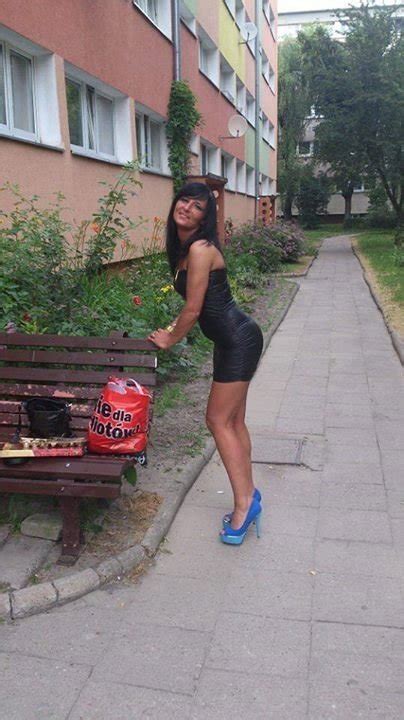 Tanned Chick In Black Mini Dress And Blue Pumps On Roze