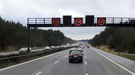 fluch laptop reise das  meter problem der deutschen autobahn lustig