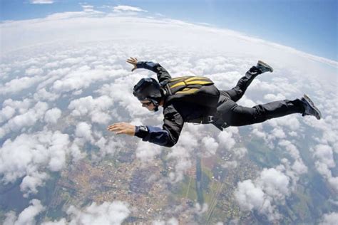 handy guide  adventurers  enjoy skydiving  dubai