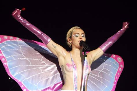 miley cyrus topless 40 photos thefappening