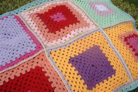 petite couverture plaid fait au crochet carre granny patchwork textiles  tapis par