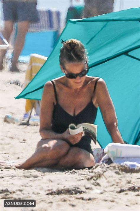 sarah jessica parker enjoys a day at the beach soaking up the sun and