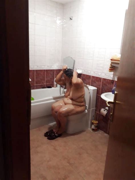 thick jordanian mom taking a shower while her son spying