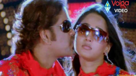 Anushka Shetty Hot Kisses And Sexy Cleavages Collection