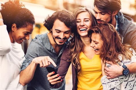 Why Group Pictures Are The Worst Choice For Your Dating