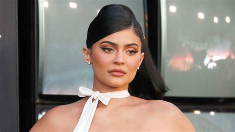 Kylie Jenner Shows Off Bright Yellow Bikini In Weekend Pics – Hollywood