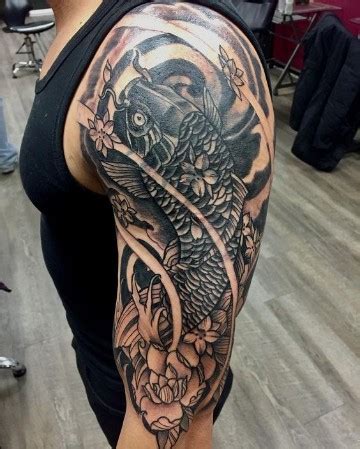 simbolicos  grandes tatuajes de pez koi en el brazo