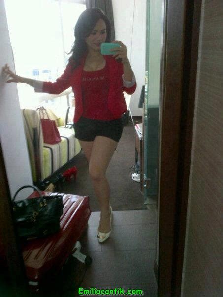 Indonesian Hot Mom From Bandung Pictures