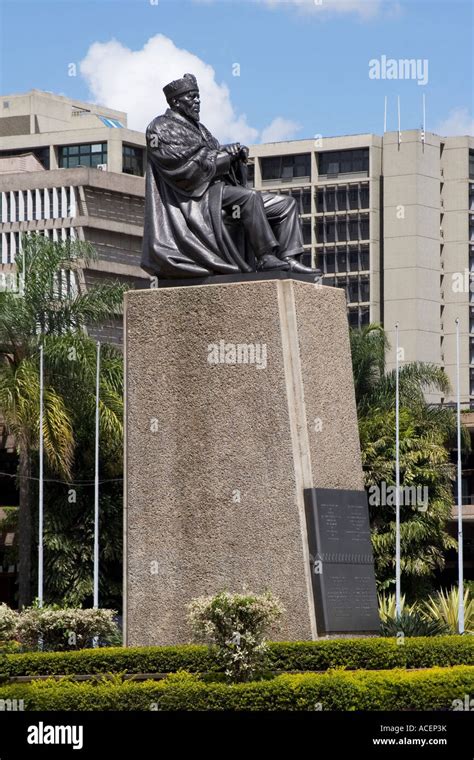 statue  jomo kenyatta  front  kicc kenyatta international conference centre city square
