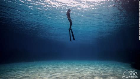 increible sesion de fotos bajo el agua de una pareja  practica el buceo libre