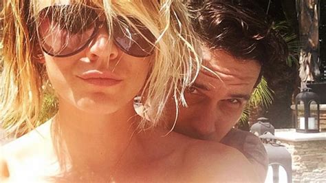 kaley cuoco leaks her own nude photo entertainment tonight