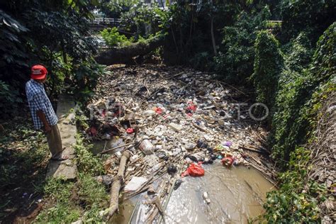 Sungai Tercemar Sampah Di Bogor Antara Foto