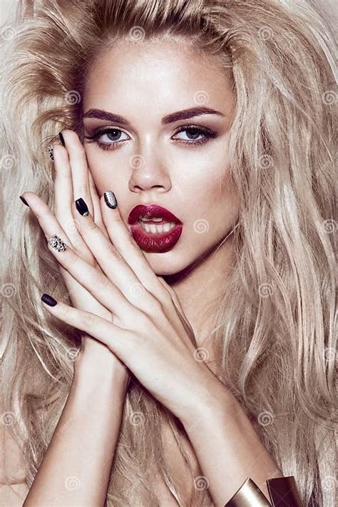 Schönes Sexy Blondes Mädchen Mit Den Sinnlichen Lippen Modehaar Nägel