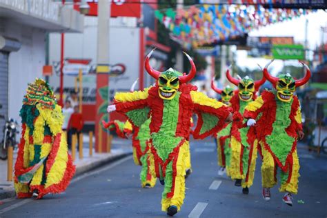 el desfile nacional del carnaval  se celebro  gran participacion de comparsas  masiva