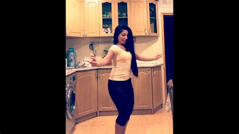 بنوتة جميلة رقص في المطبخ Youtube