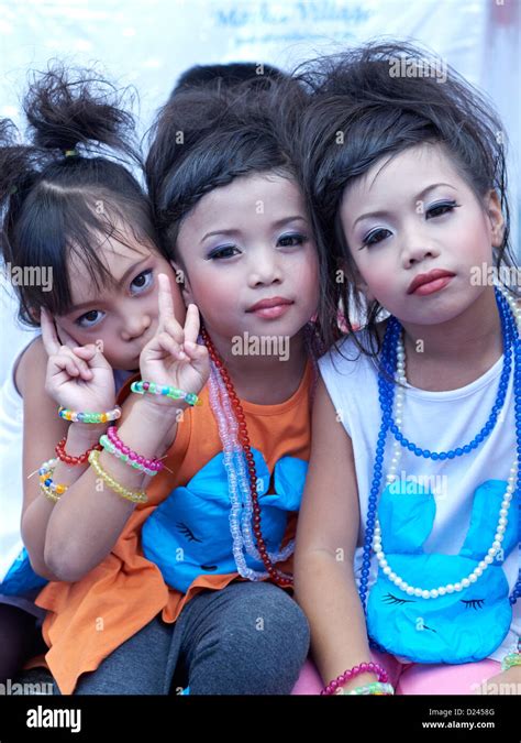 drei junge thai mädchen trägt gesicht make up für ein kinder tages