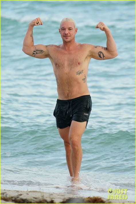 diplo bares his butt while mooning the cameras at the beach photos