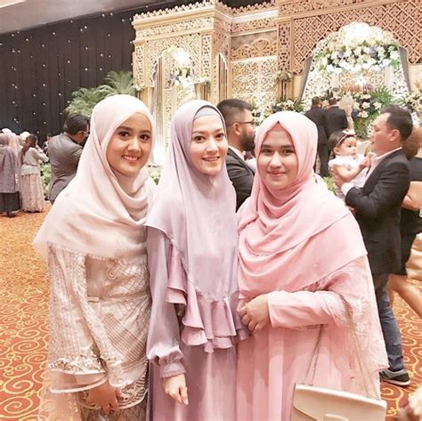 foto 10 gaya hijab syar i lyra virna yang bisa jadi inspirasi ke kondangan