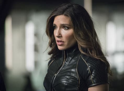 Team Arrow Turns To Outside Help In New Episode Photos Batman News