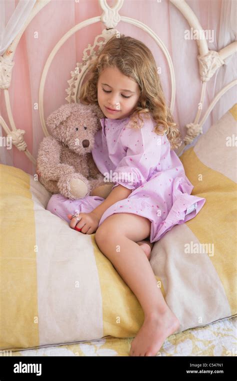 Niedliche Kleine Mädchen Mit Teddybär Auf Dem Bett Sitzend