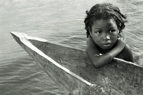 photo club enfant malgache dans une pirogue
