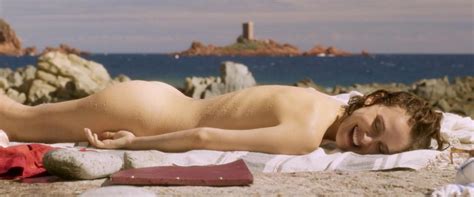 natalie portman flashes her curvy derriere as she strips naked for new movie planetarium