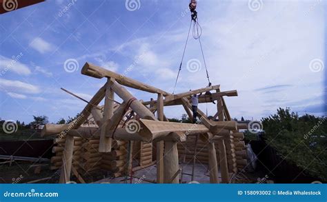 werknemers bij de bouw van een kraan clip bouwen van houten landhuis bouwwerken  houten design