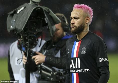 Anche il brasiliano ha deciso di rasarsi a zero i capelli. Il nuovo look di Neymar vietato ai deboli di cuore... (FOTO)