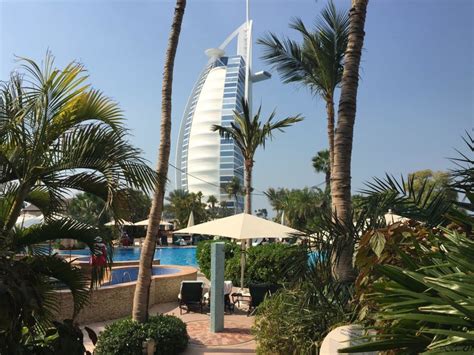 pool mit blick auf burj al arab jumeirah beach hotel dubai